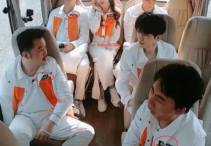 原创跑男热播蔡徐坤舔链子引热议我却关注他对baby的暖心照顾