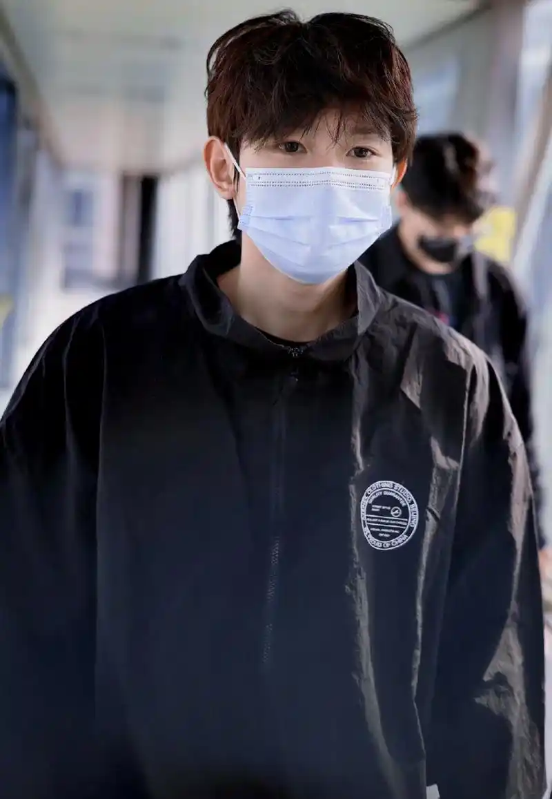 王源戴口罩,是因为抽了华子吗?[偷笑]