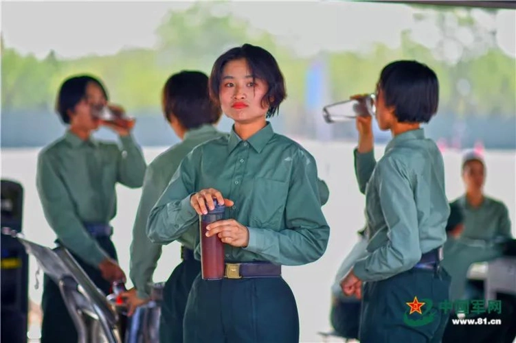 女兵阅兵演练视频刷屏了,自带特效!