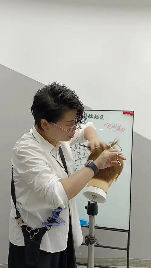 美发教程上海托尼盖美发学校海蒂老师打薄手法