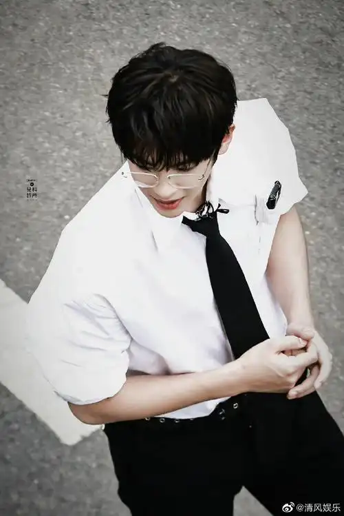 黄明昊白衬衫领带造型##黄明昊白衬衫造型