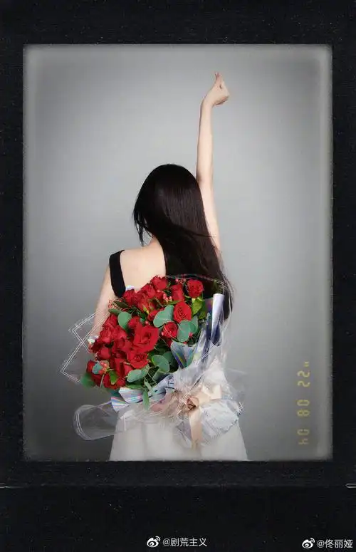 佟丽娅说今天只是一个普通的星期四##佟丽娅捧花背影随拍