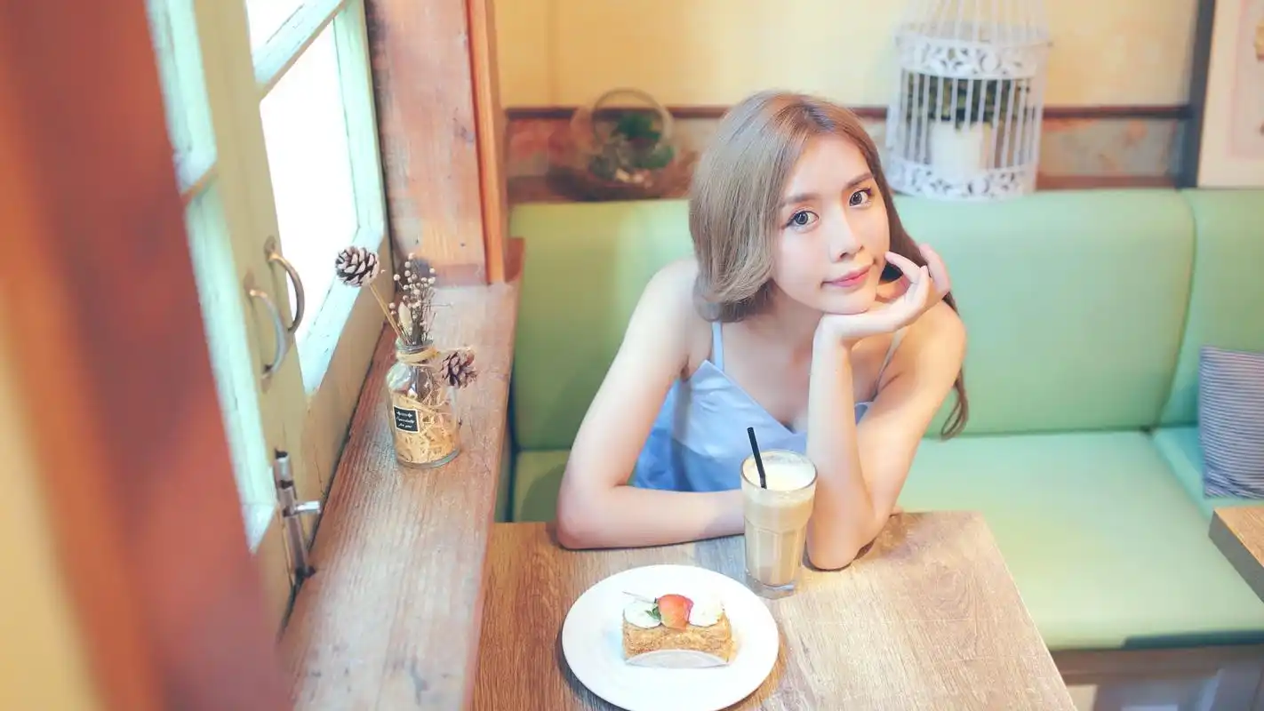 清纯美女甜美可爱生活照高清宽屏壁纸