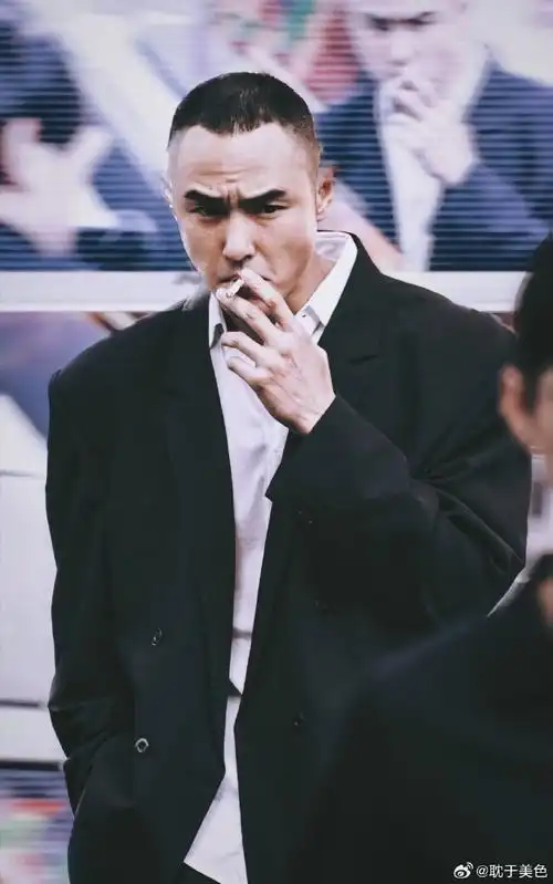 阮经天28岁就是影帝了#  阮经天 垫肩西装加寸头 原地封神!