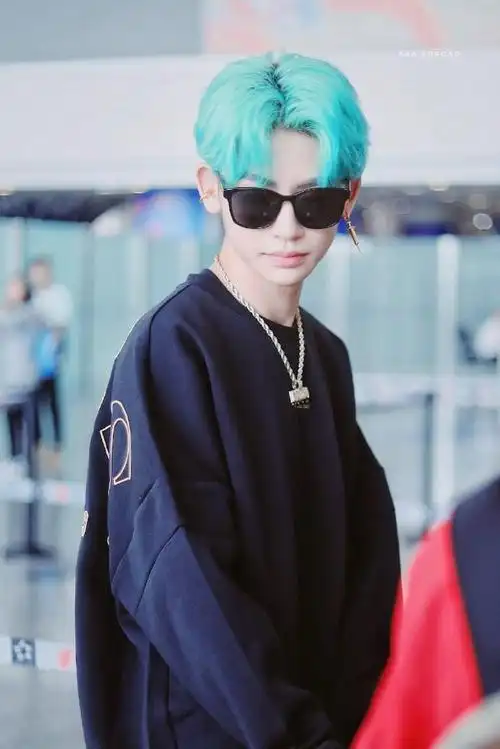 小鬼王琳凯绿色头发潮范十足