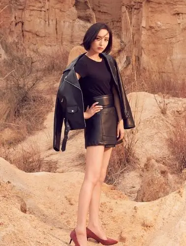 佟丽娅时尚大片,纯美的白色长裙,率性的全黑皮衣