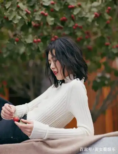 刘雯山楂树下拍写真,最后一张太美,网友:大自然的女儿