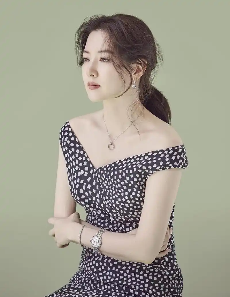 49岁李英爱晒近照,皮肤光滑白嫩状态豪,美貌还似"大长今"!