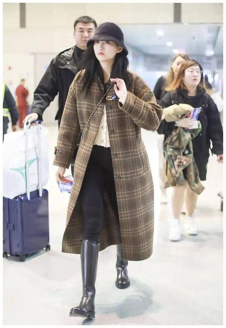 关晓彤还搭配了一双齐膝的黑色长靴,更好地凸显了自己纤细的美腿.