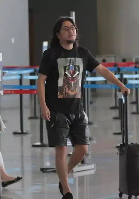 看看路人镜头下高晓松的美腿.