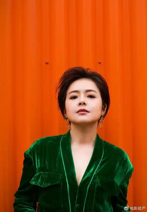 陈辰上海电影节红裙造型惊艳大气主持被夸业界典范