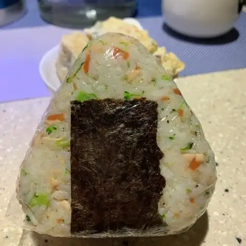 爱惜老年人做的三文鱼饭团