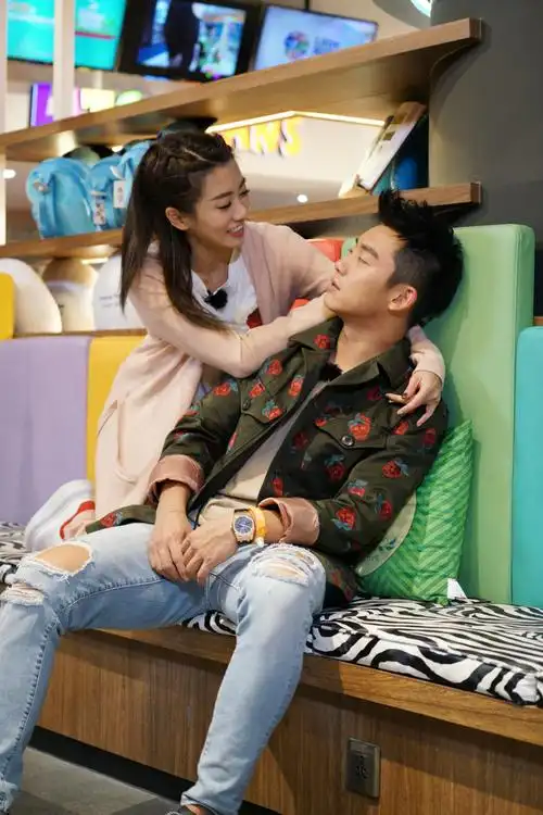 《我们相爱吧》三对cp齐上阵 潘玮柏吴昕互送礼物