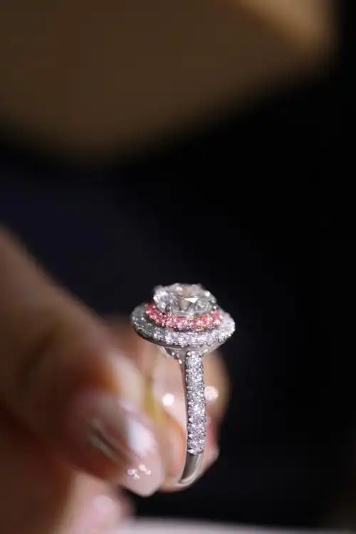 克拉钻戒主石一克拉粉钻围镶