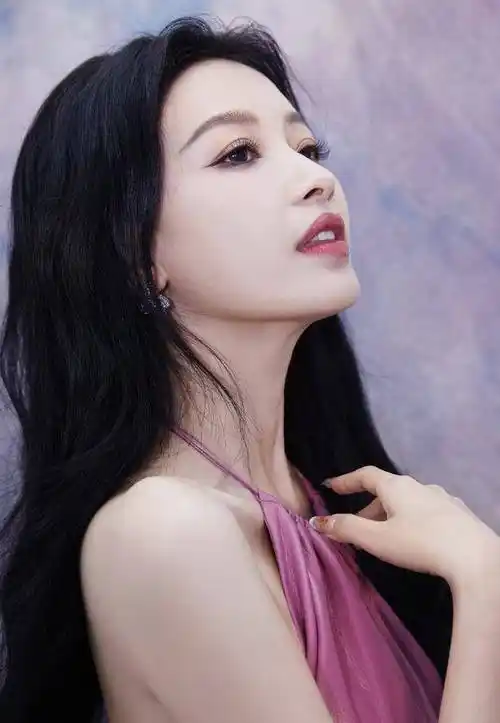 孙怡美貌吸睛,清新甜美气质成焦点,网友直呼"女神降临"_时尚_连衣裙