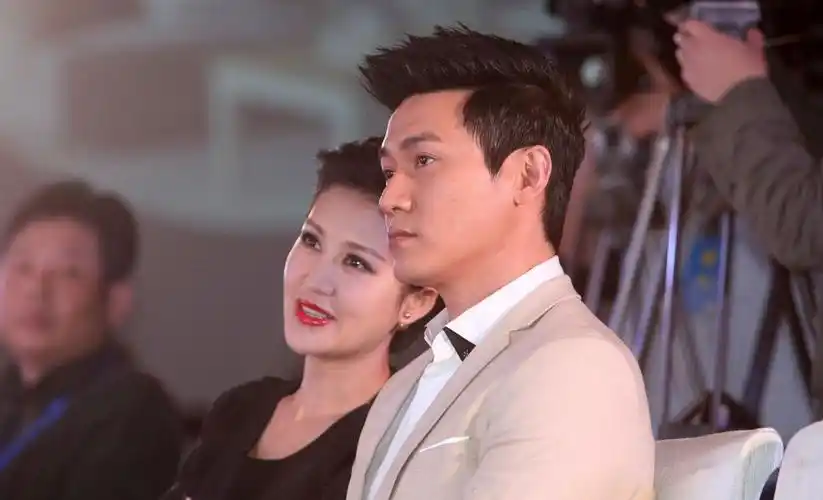 陆毅鲍蕾穿情侣装陪女儿去影棚,贝儿五官秀气,母女一样高像闺蜜