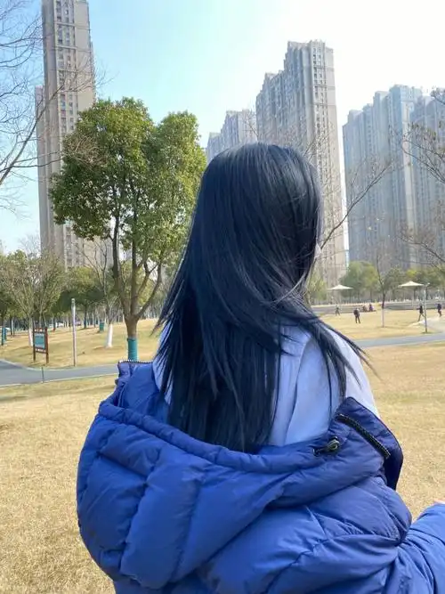 打底再上的蓝色染发膏 相当于染两遍 这样不需要漂发就没那么伤头发啦