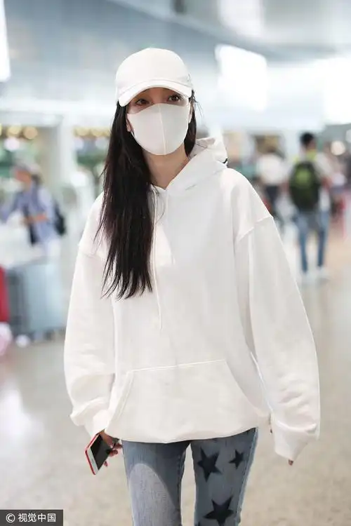 李小璐机场街拍.  图片来源:cc/视觉中国
