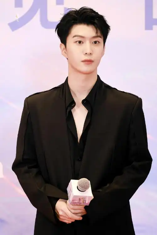 范丞丞亮相m榜荣誉之夜##范丞丞年度青年演员