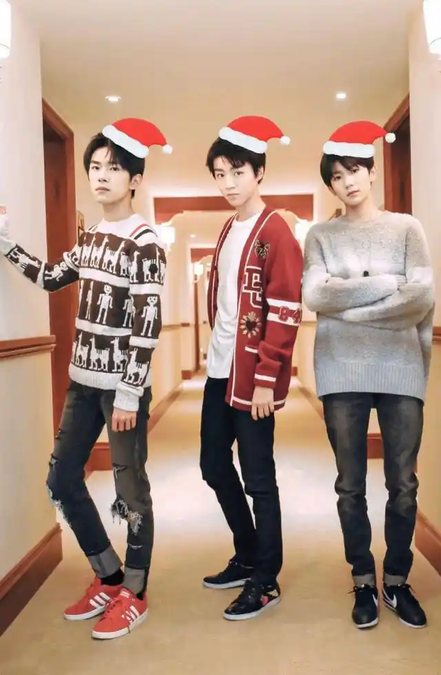 tfboys三小只圣诞合体,三人同戴圣诞帽帅气逼人