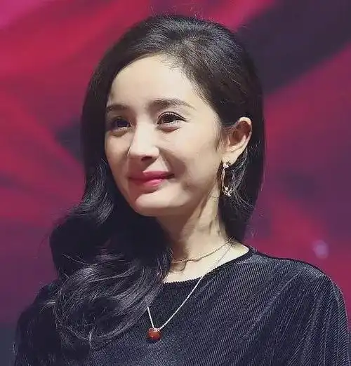 和小男孩分手的杨幂终于把所有黑料都炼成了美貌铠甲