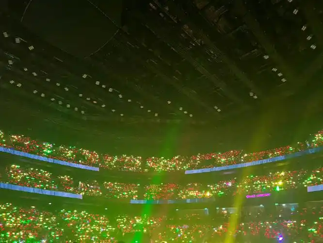 王一博红黄绿应援色