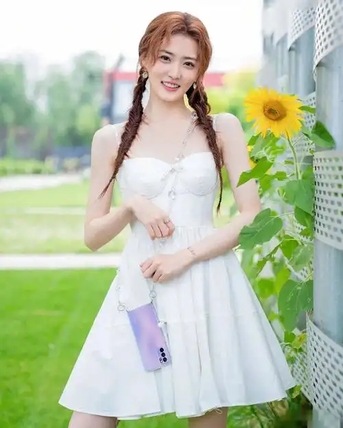 优雅灵动的徐璐,肌肤白皙,娇俏可人!_高清图集_新浪网