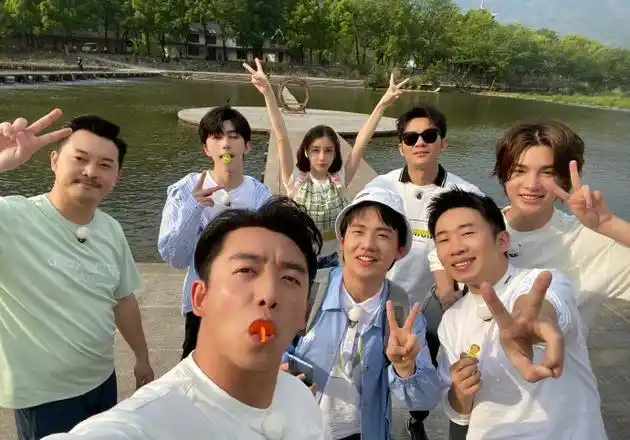 奔跑吧第八季杀青郑恺晒baby蔡徐坤等人合照