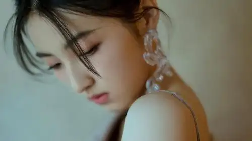 张子枫衬衫裙女人味十足写真