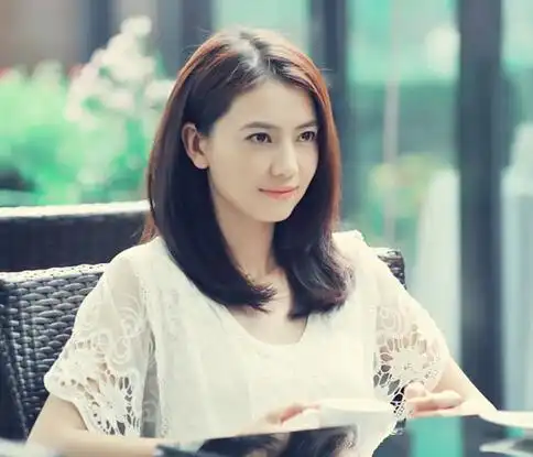 高圆圆发型图片1,齐肩长度的中长发,交错的发际线,一侧头发挂于耳后