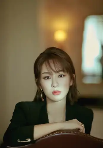 26岁的杨紫惊艳网友,一袭黑色"别针西装"配高跟鞋,攻气十足