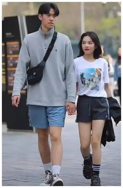 宽松的高个子设计很难控制. 这190岁的哥哥穿着五五身,看起来腿很短.