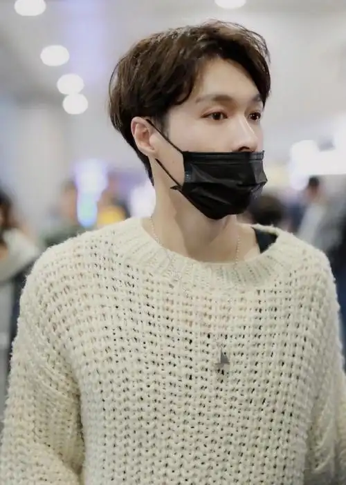 张艺兴[超话]##张艺兴蓝色镂空毛衣