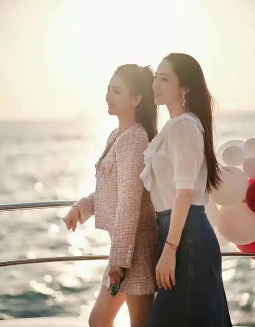 佟丽娅董璇同游三亚晒海边穿搭精致时尚同框随拍现闺蜜情