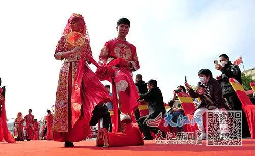 为爱减负 南昌18对新人举行"不要彩礼要幸福"中式婚礼凤凰网江西_凤凰