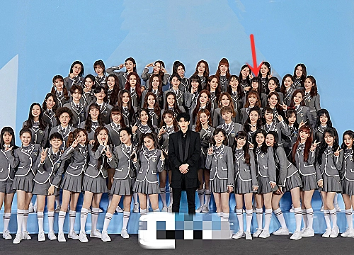 很多网友在看到这张大合照的时候,首先会被站在c位的蔡徐坤,以及自己