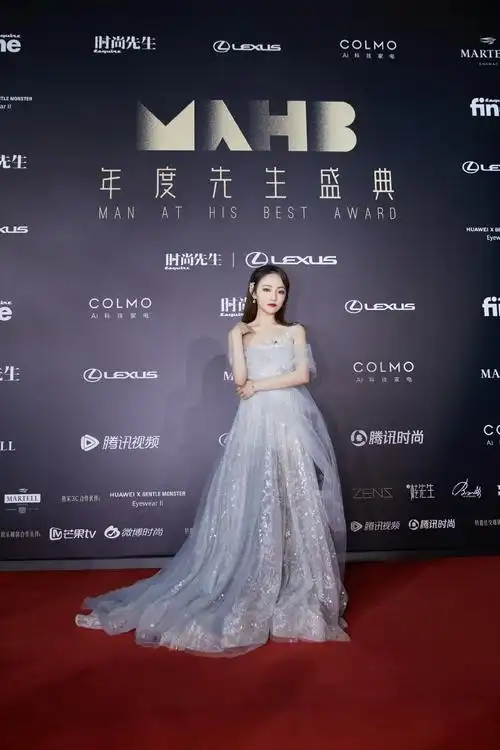 吴佳怡露肩纱裙礼服性感图片写真24