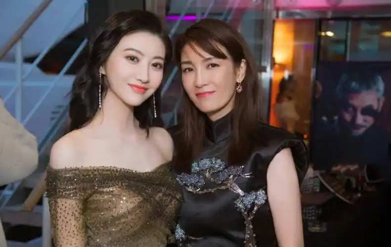 原创景甜与张继科分手后参加活动路透照未开美颜真实颜值曝光