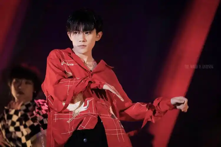 易烊千玺×游离之间 - 堆糖,美图壁纸兴趣社区