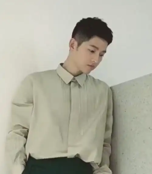 有种"状态"叫宋仲基离婚,换发型后太养眼,难怪又有绯闻了