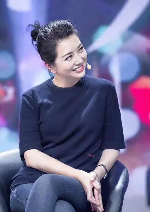 更被52岁江珊惊艳,穿短袖针织衫配牛仔裤,这状态说35岁都信__财经头条