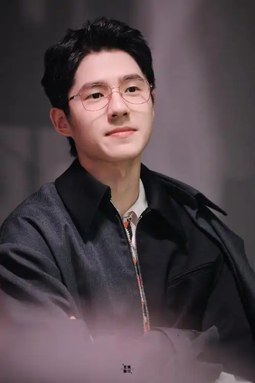 刘昊然金丝眼镜