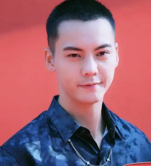 陈伟霆闪现云南昆明留短发寸头盛世美颜依旧