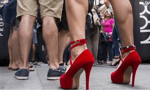 众妖男高跟鞋赛跑, 该让男人感受一下穿高跟鞋了!
