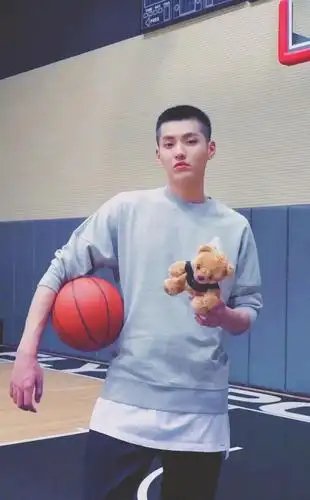 吴亦凡的平头发型也是很出名了,是许多男生也都会留的同款,打理十分