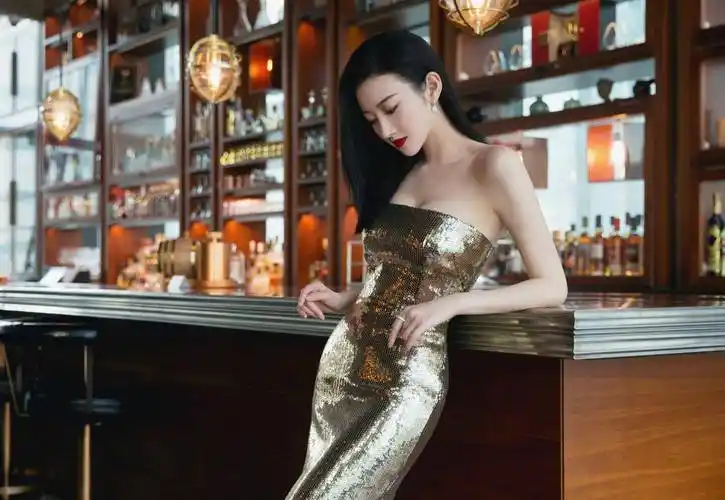 31岁景甜又美了,穿亮片鱼尾裙,这身材女明星里罕见