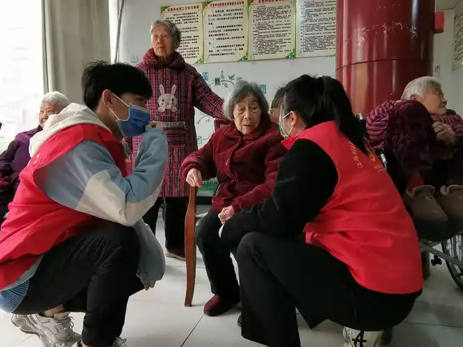 青春热情的志愿者们与老人谈心,所涉及的话题从敬老院的居住环境,老人