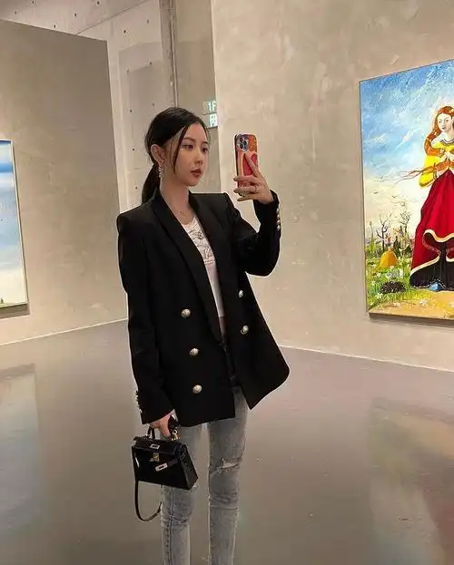 潘玮柏带娇妻看展秀恩爱宣云穿黑色套装时尚有型