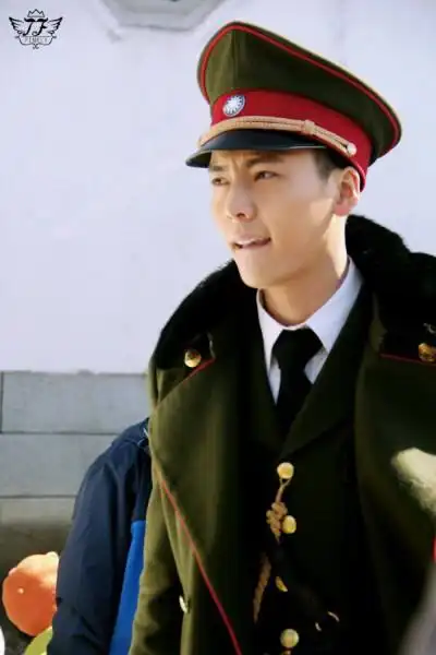 陈伟霆穿军装