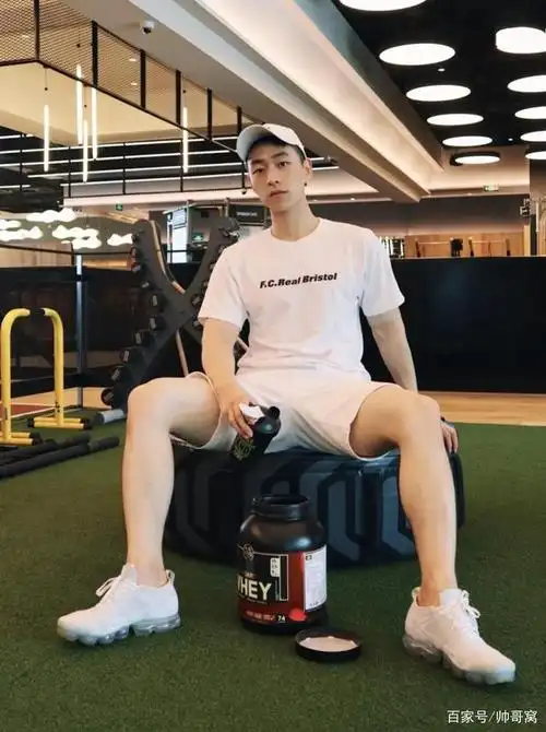 组图:气质满满的阳光男孩,拥有185身高的大长腿,型男范十足!